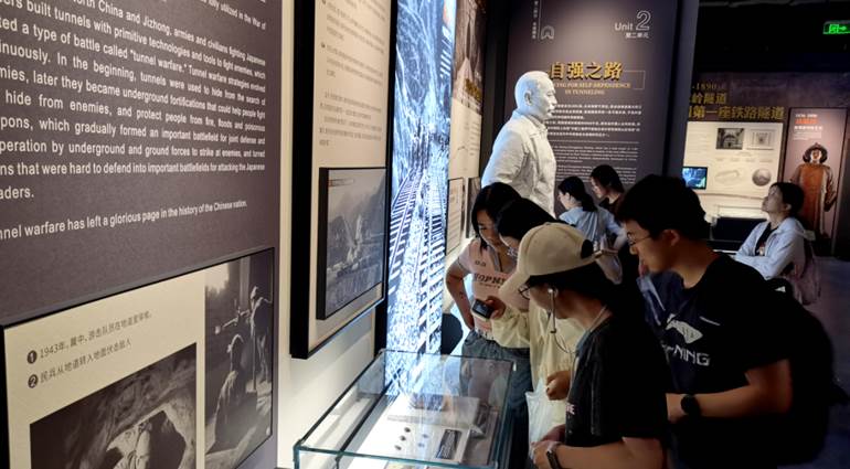 图片包含 人, 室内, 站, 男人
AI 生成的内容可能不正确。